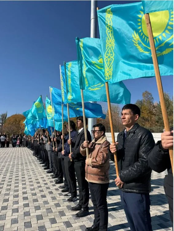 МЕМЛЕКЕТТІК ТУ КӨККЕ КӨТЕРІЛДІ — Фотосурет 2