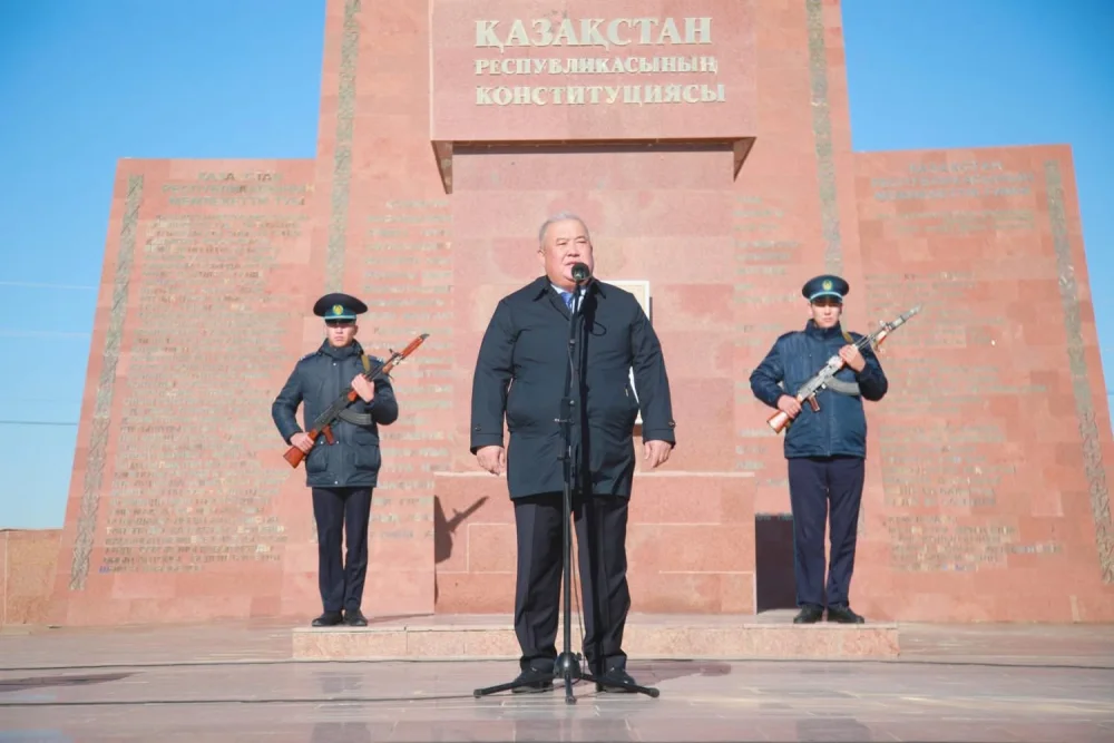 РЕСПУБЛИКА КҮНІ: МЕМЛЕКЕТТІК ТУ КӨТЕРУ РӘСІМІ ӨТТІ — Фотосурет 1