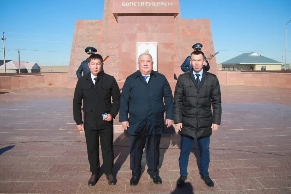 РЕСПУБЛИКА КҮНІ: МЕМЛЕКЕТТІК ТУ КӨТЕРУ РӘСІМІ ӨТТІ — Фотосурет 11