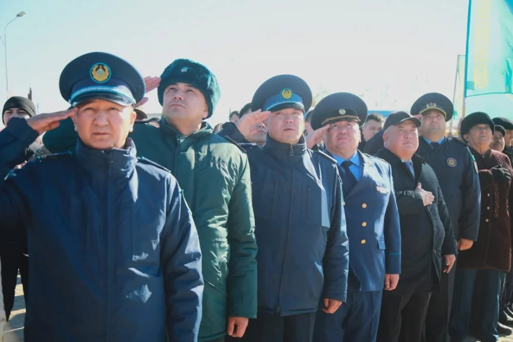 РЕСПУБЛИКА КҮНІ: МЕМЛЕКЕТТІК ТУ КӨТЕРУ РӘСІМІ ӨТТІ — Фотосурет 8