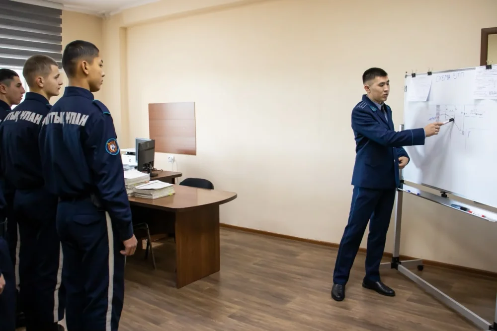 Ұстаудан бастап тергеуге дейін: ШҚО әскери қызметшілері полиция жұмысымен танысты — Фотосурет 3