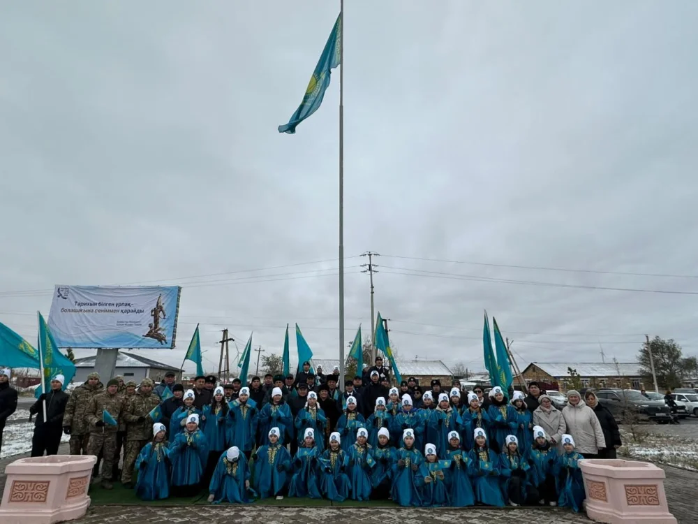Республика күніне орай аудан әкімдігінің алдындағы алаңда Осакаров ауданының бас Мемлекеттік туын салтанатты түрде көтеру рәсімі өтті — Фотосурет 1