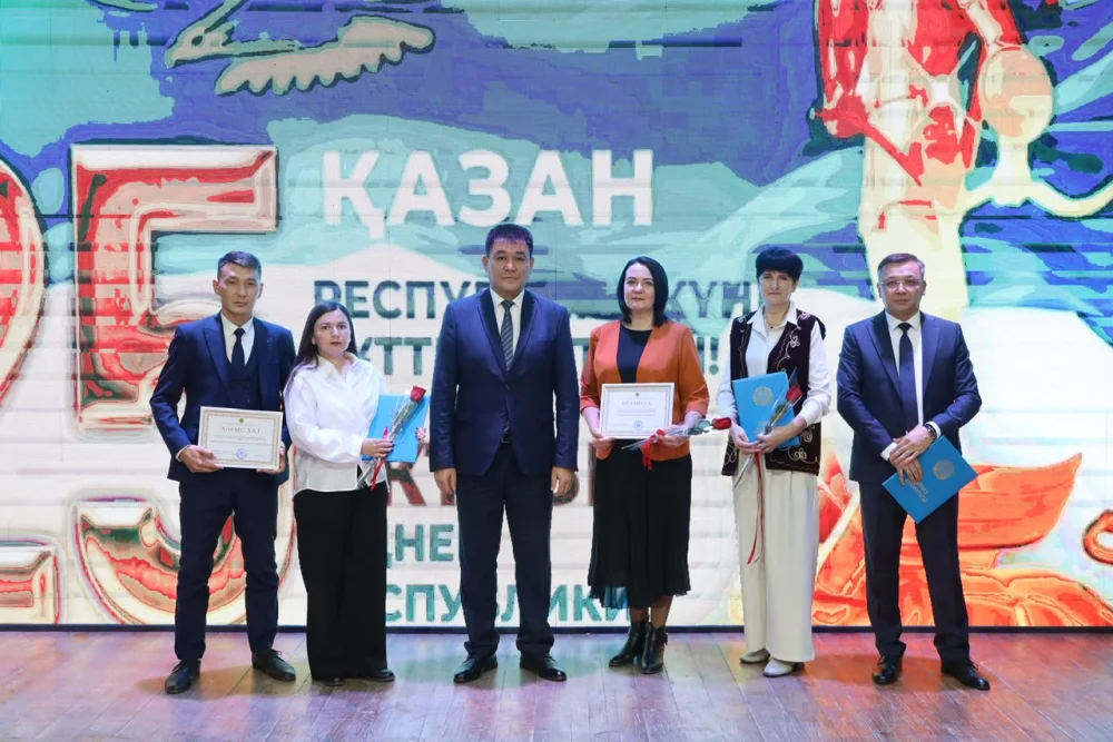 23 қазанда аудандық Мәдениет үйінде Республика күніне және Қазақстан Республикасы Тәуелсіздігінің 35 жылдығына арналған «Рухы биік Қазақстан!» атты салтанатты концерт өтті. — Фотосурет 1