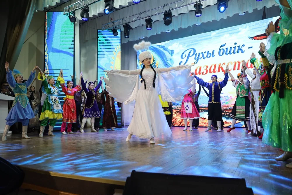 23 қазанда аудандық Мәдениет үйінде Республика күніне және Қазақстан Республикасы Тәуелсіздігінің 35 жылдығына арналған «Рухы биік Қазақстан!» атты салтанатты концерт өтті. — Фотосурет 32