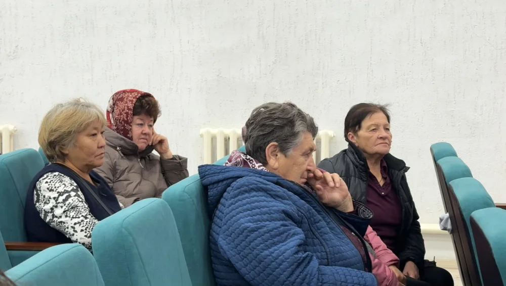 Аудан әкімі тұрғындармен есептік кездесулер өткізді — Фотосурет 4