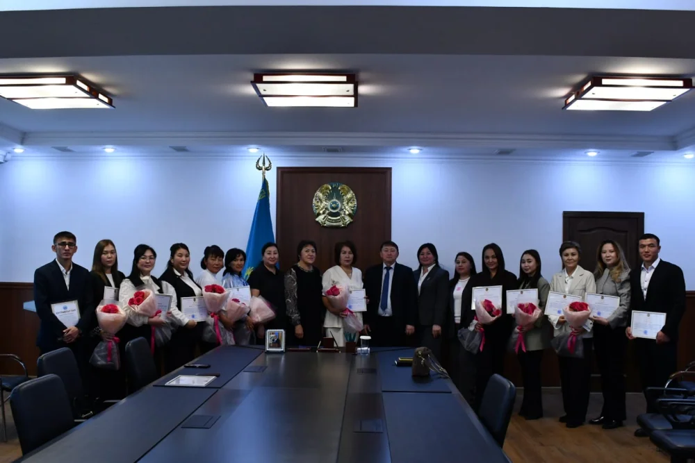 Алакөл ауданы әкімінің орынбасары әлеуметтік сала қызметкерлерін кәсіби мерекесімен құттықтады
