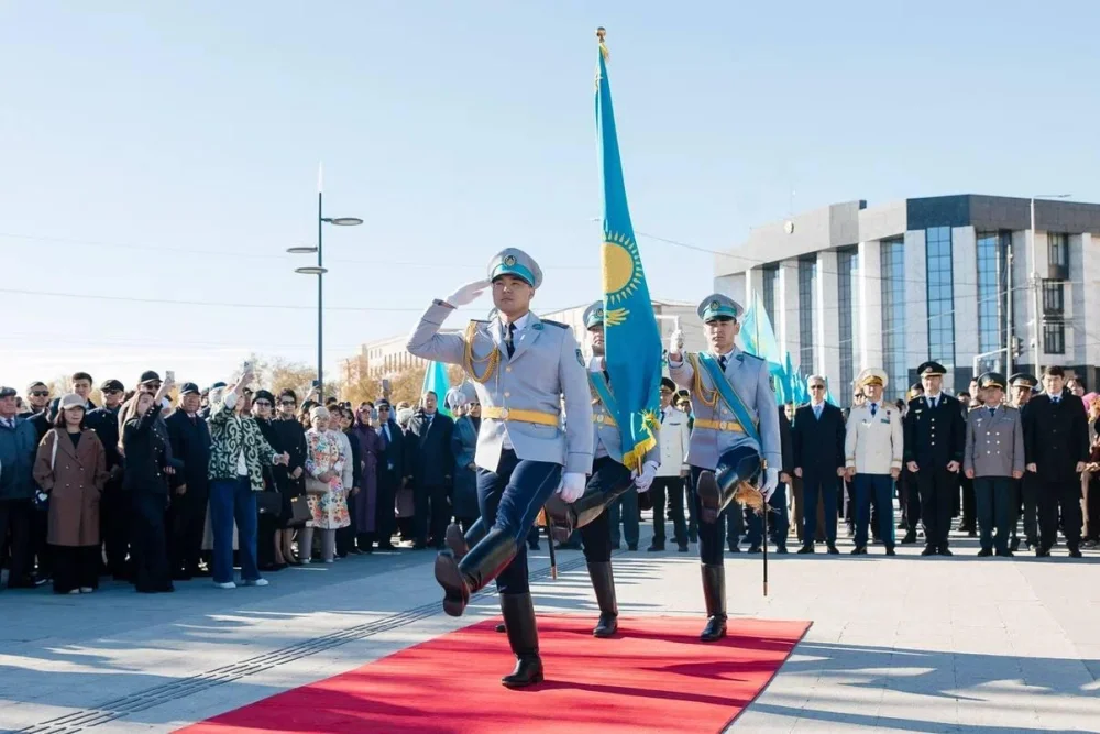 Атырау облысының әкімі Болат Ақшолақов Мемлекеттік ту көтеру рәсіміне қатысты — Фотосурет 3