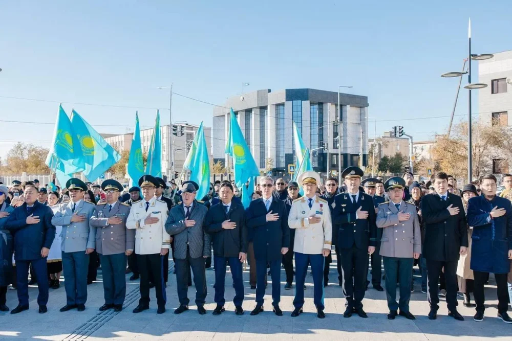 Атырау облысының әкімі Болат Ақшолақов Мемлекеттік ту көтеру рәсіміне қатысты — Фотосурет 2