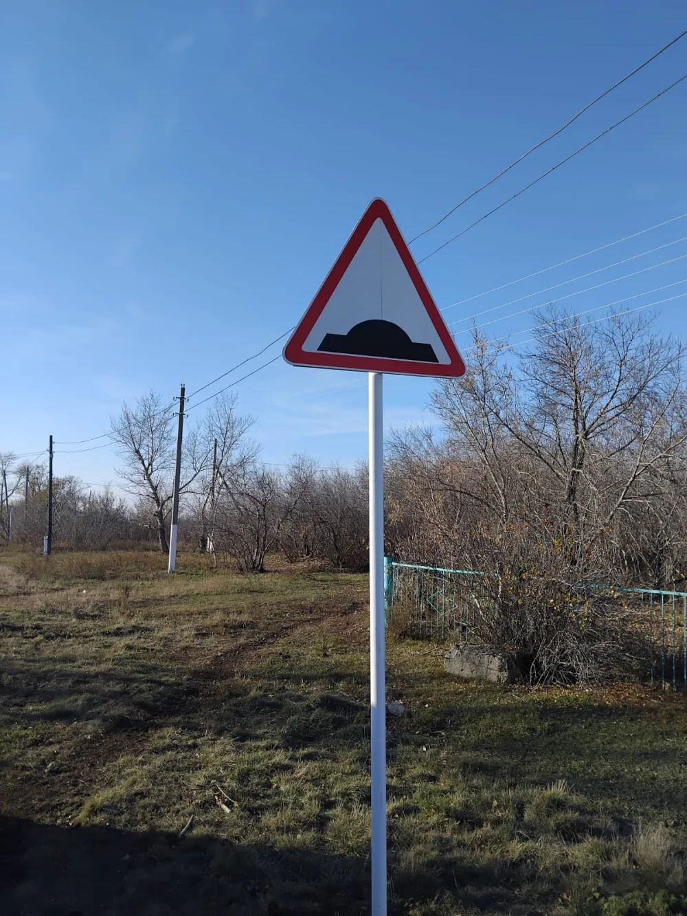 Жасанды жол кедергілерін және жол белгілерін орнату — Фотосурет 5