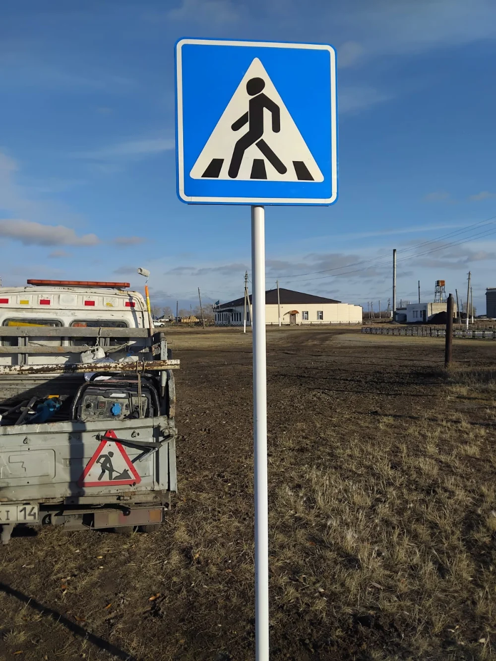 Жасанды жол кедергілерін және жол белгілерін орнату — Фотосурет 2
