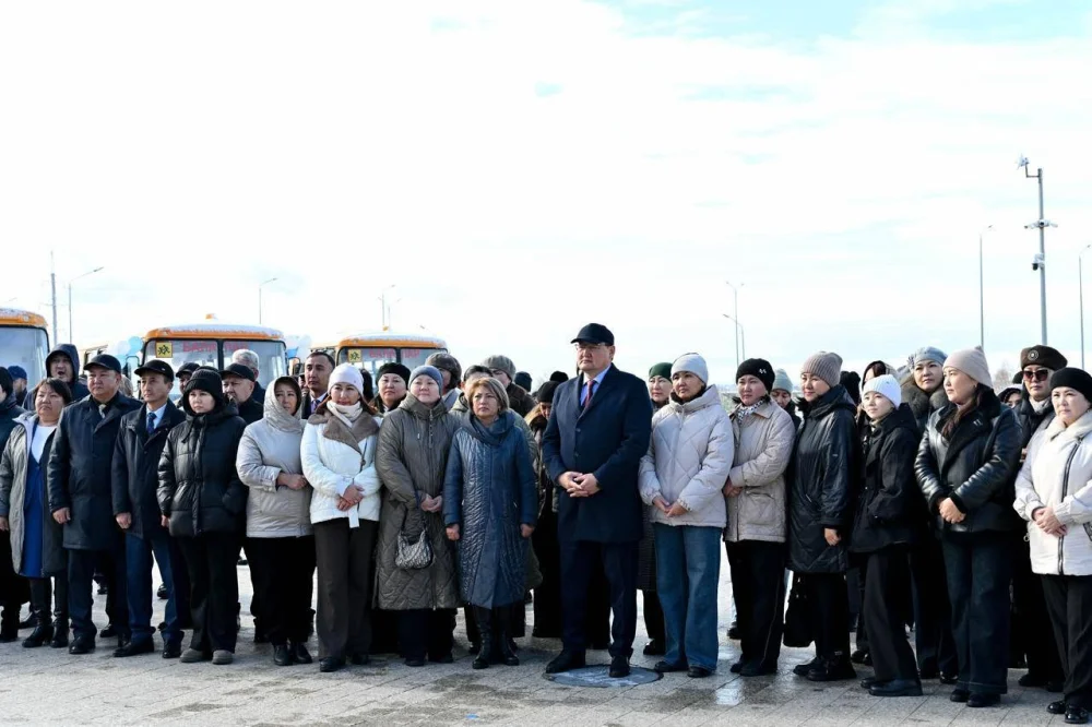 🚌 РЕСПУБЛИКА КҮНІ ҚАРСАҢЫНДА АҚСУАТ АУДАНЫНА ЖАҢА МЕКТЕП АВТОБУСЫ БӨЛІНДІ — Фотосурет 3