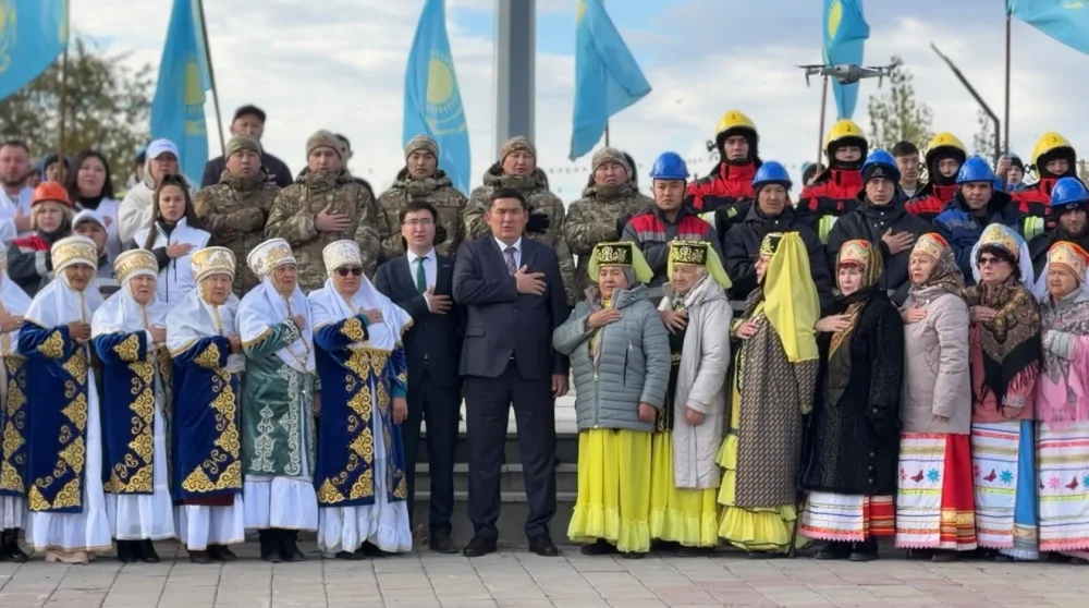 Шахтинск қаласында Қазақстан Республикасының Мемлекеттік Әнұраны салтанатты түрде орындалды — Фотосурет 1