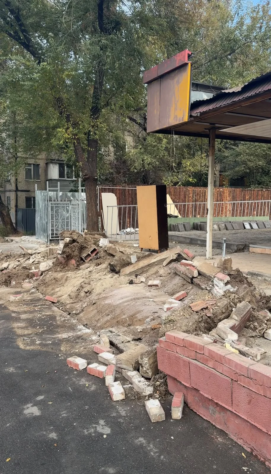 Алматыда тағы бір заңсыз салынған нысан сүріліп жатыр — Фотосурет 3