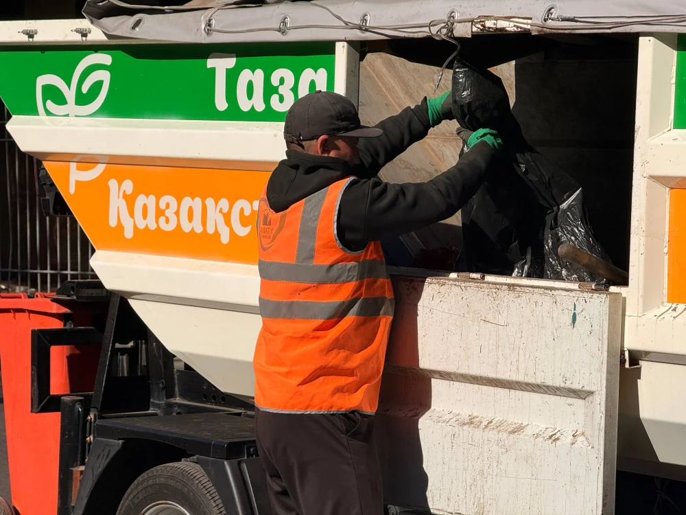 Әуезов ауданында «Таза Қазақстан» аясында 100 түп ағаш көшеті отырғызылды — Фотосурет 1