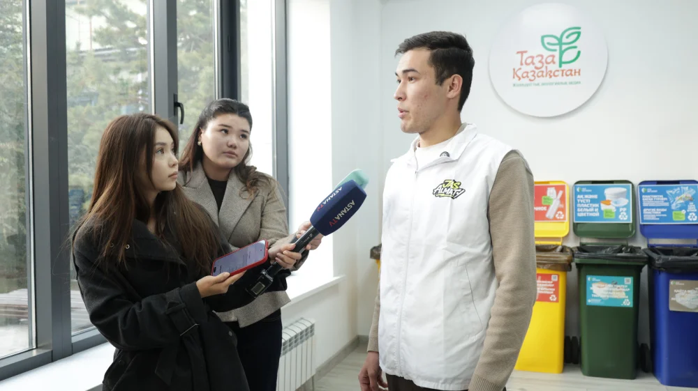 Алматыда жастар мен Жетісу ауданының тұрғындары қалдықтарды сұрыптау бойынша экологиялық акцияға қатысты — Фотосурет 3
