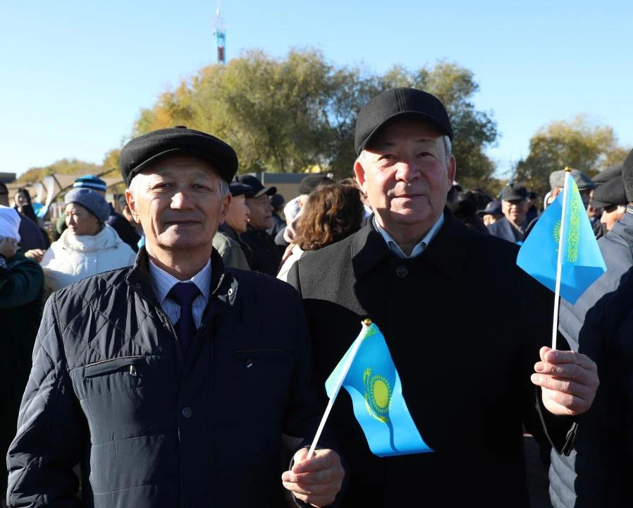Ақтөбеде Республика күніне орай Мемлекеттік Ту көтерілді — Фотосурет 3