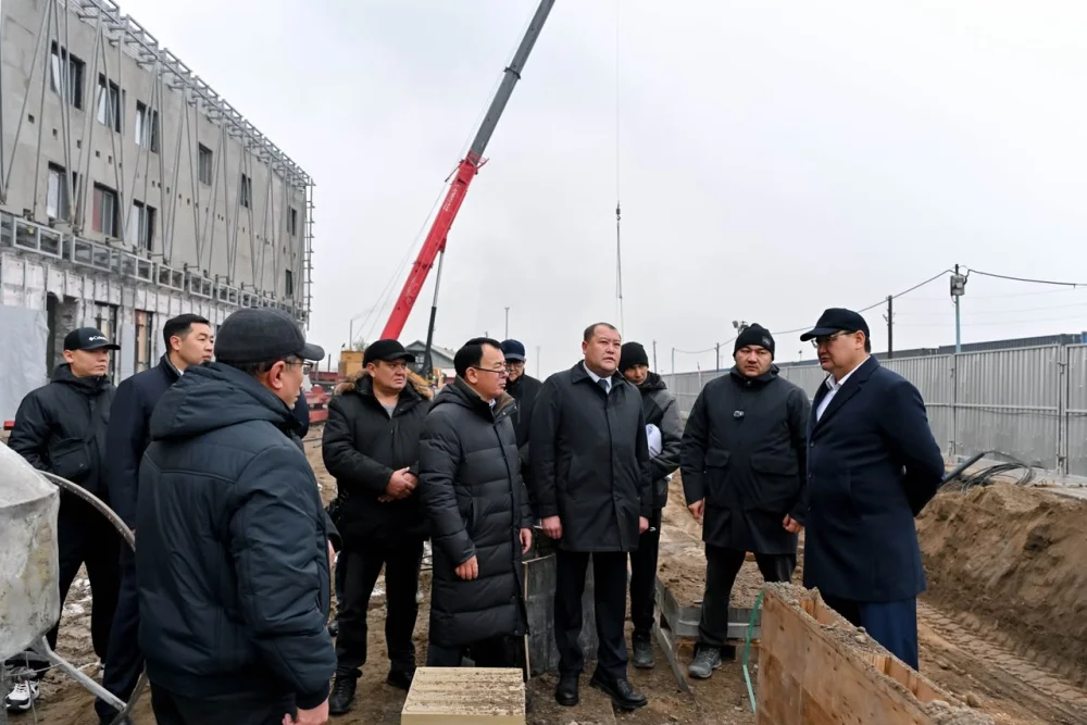 Облыс әкімі мердігерлерге Семей теміржол вокзалының құрылыс қарқынын арттыруды тапсырды — Фотосурет 10