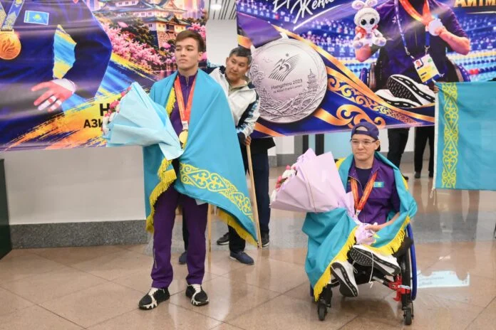 АЗИЯ ПАРА ОЙЫНДАРЫНЫҢ ЖҮЛДЕГЕРЛЕРІН ҚАРСЫ АЛДЫ — Фотосурет 1