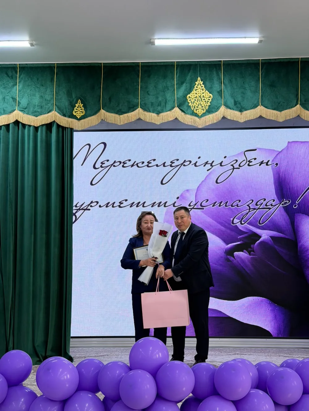 Ұстаздар күніне орай мерекелік концерт өтті. — Фотосурет 3
