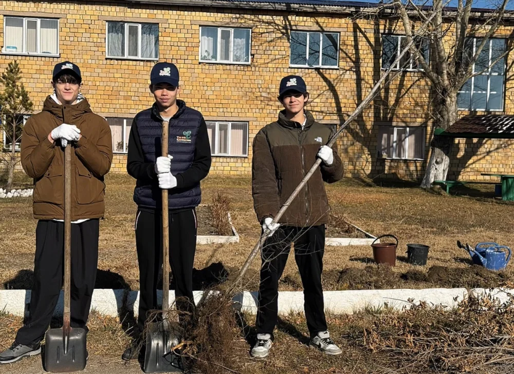 Қазақстан Тәуелсіздігінің 35 жылдығына орай 35 ағаш отырғызылды – Осакаровка көркейіп, жасыл желекке бөленуде! — Фотосурет 7