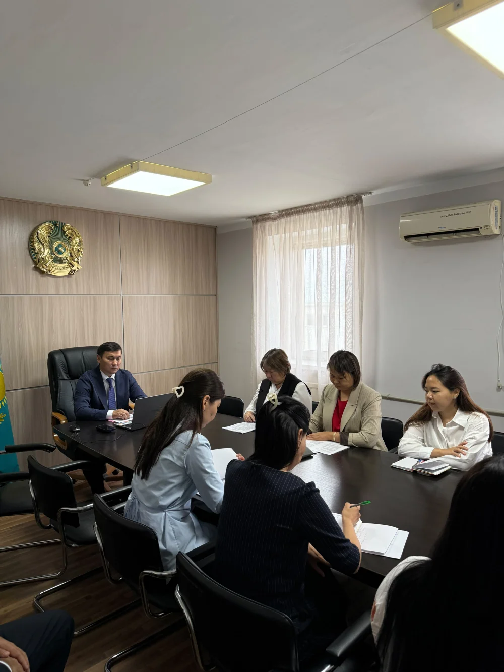 Қазақстан Республикасы Әділет министрі Е.Ж.Сәрсембаевтың төрағалығымен аумақтық әділет органдары басшылары мен қызметкерлерінің қатысуымен 2026 жылдың 9 айындағы жұмыс қорытындылары мен проблемалық мәселелерге арналған аппараттық кеңес өтті — Фотосурет 2