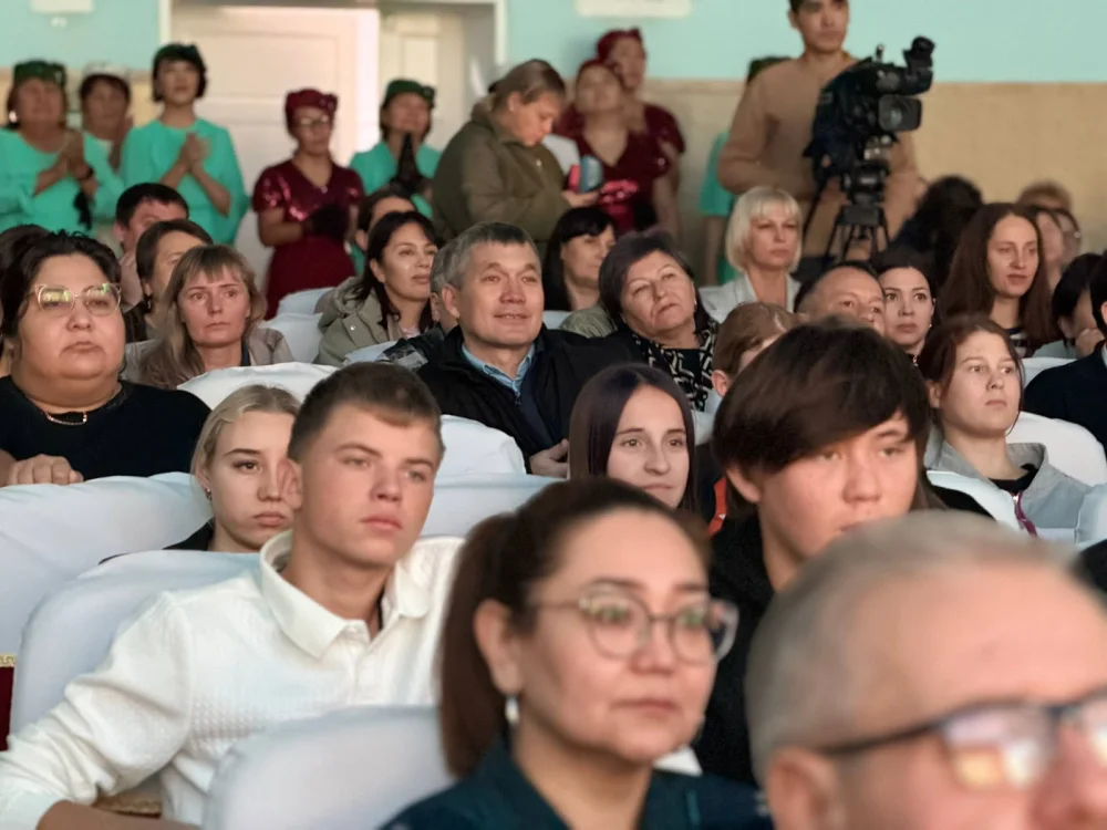 ШҚО-да «Мейірім» қайырымдылық акциясы аясында «Үміт» балалары үшін концерт өтті — Фотосурет 12
