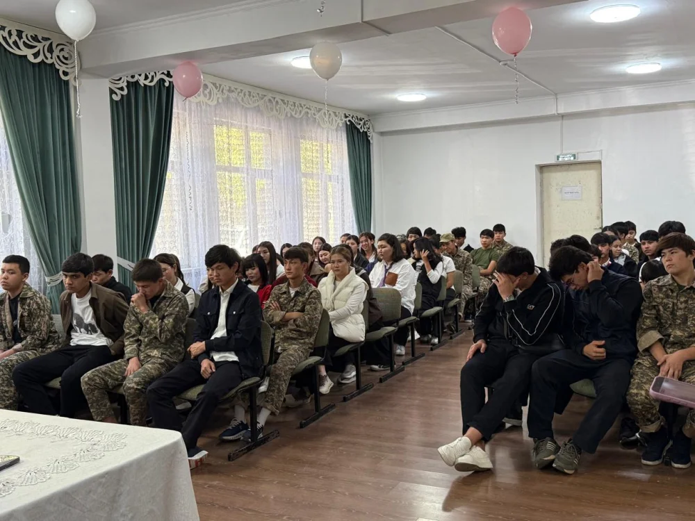 Қазақстан Республикасындағы Адам құқықтары жөніндегі уәкілдің Шымкент қаласы бойынша өкілдігі «Еркіндік рухы» комиссиясының мүшесі және Әділет департаментінің өкілімен бірлесіп, М. Әуезов атындағы Оңтүстік Қазақстан зерттеу университетінің колледжінде студенттермен кездесу өткізді. — Фотосурет 5