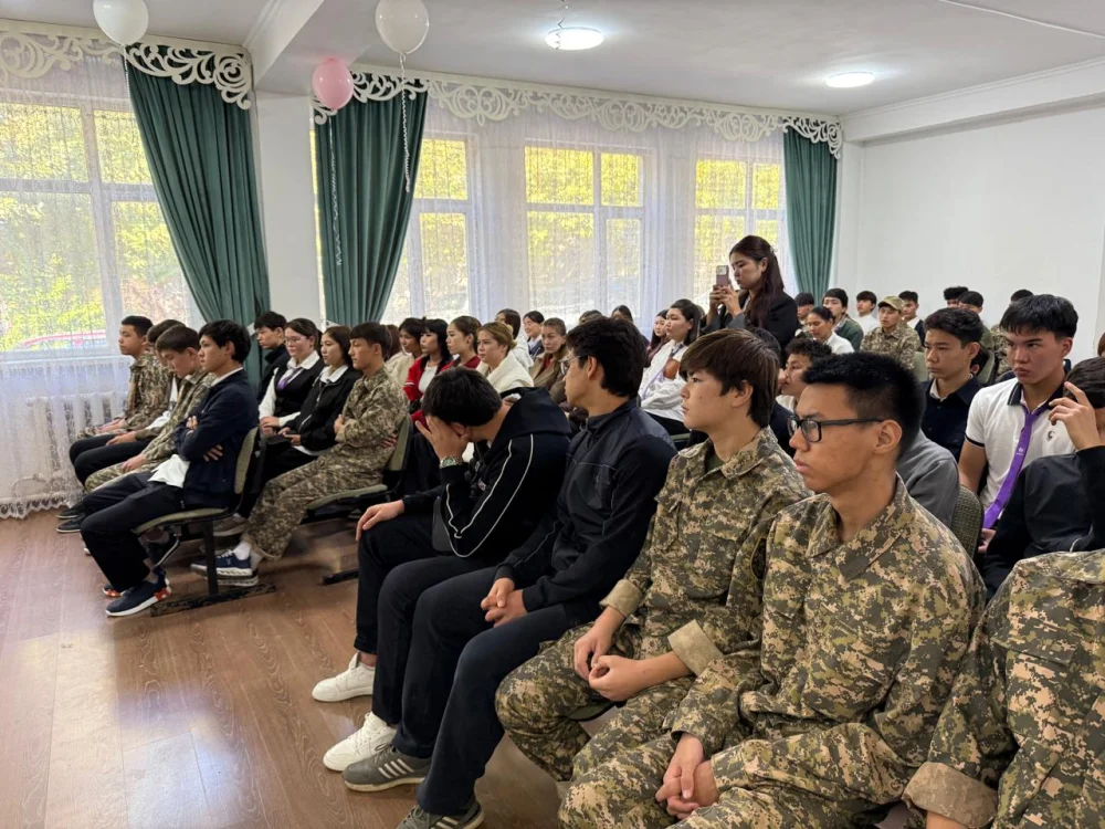 Қазақстан Республикасындағы Адам құқықтары жөніндегі уәкілдің Шымкент қаласы бойынша өкілдігі «Еркіндік рухы» комиссиясының мүшесі және Әділет департаментінің өкілімен бірлесіп, М. Әуезов атындағы Оңтүстік Қазақстан зерттеу университетінің колледжінде студенттермен кездесу өткізді. — Фотосурет 2