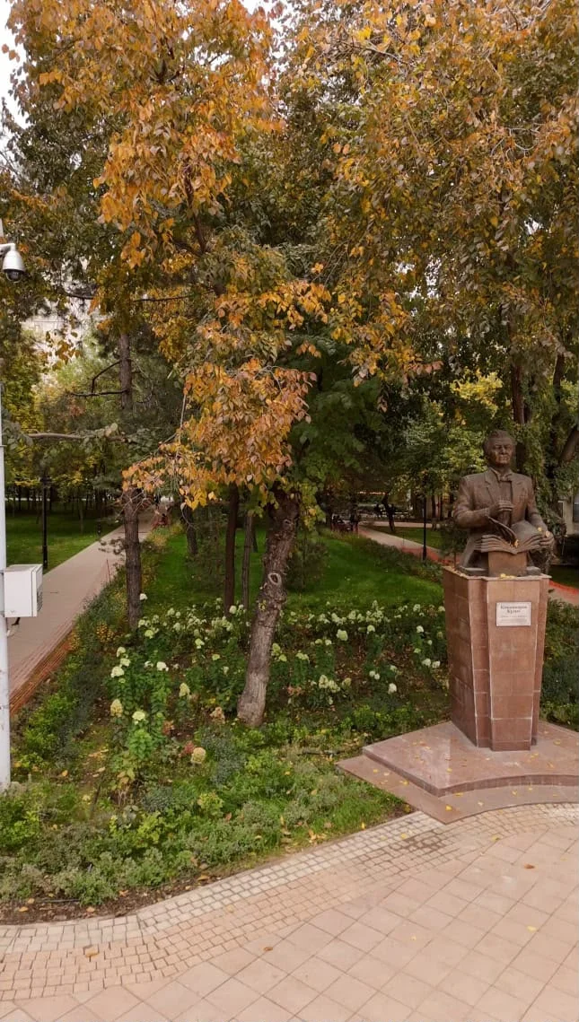 Алматыда Қарасай батыр көшесінің бойында біртұтас жүргіншілер аймағы жасалып жатыр — Фотосурет 3