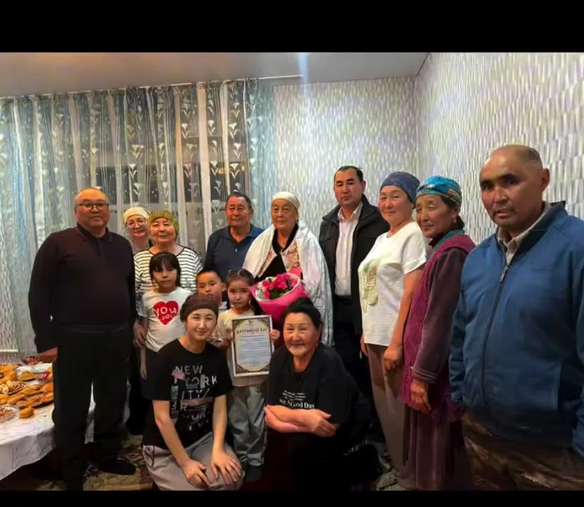 Төменгі Қайрақты ауылдық округінің әкімі М.Айкынбаев ардагер ұстаз Берекелова Рысты апаны 80 жас мерейтойымен құттықтап, шанырағына арнайы барып, ізгі тілегін білдірді.