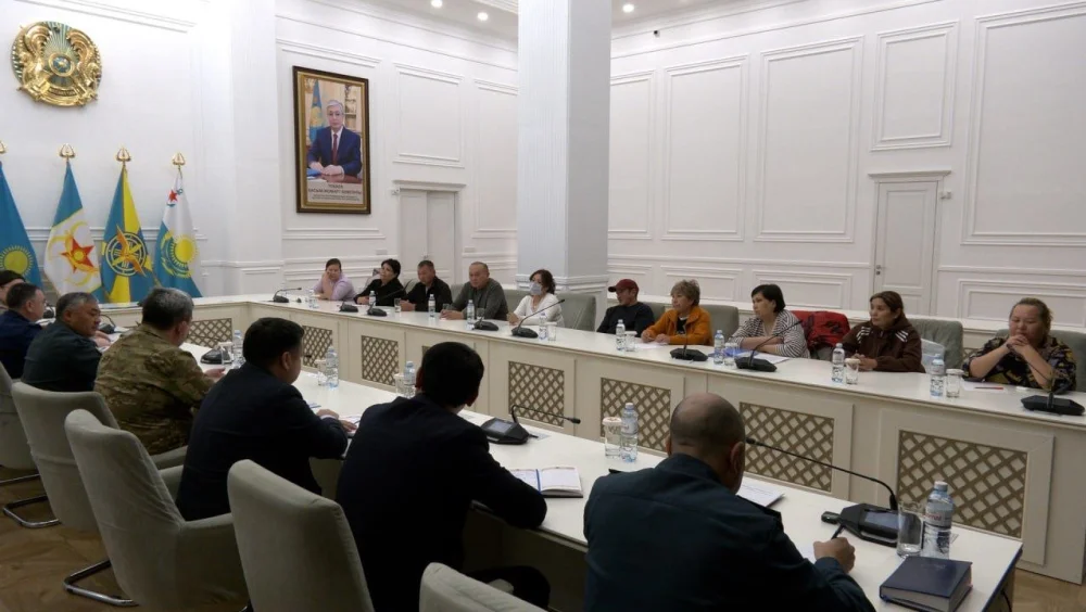 Қорғаныс министрі қаза тапқан және зардап шеккен әскери қызметшілердің туыстарымен кездесті