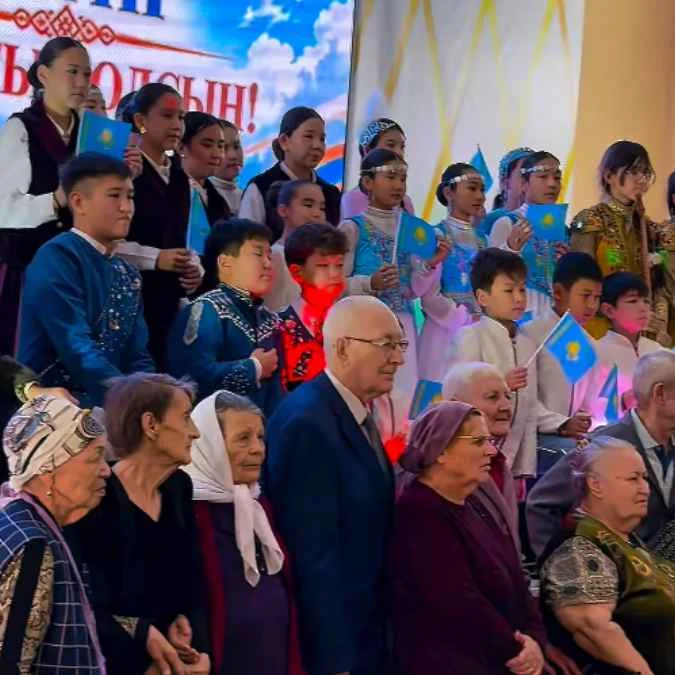 Қарияларға мерекелік көңіл-күй сыйлаған өнерпаздар — Фотосурет 6
