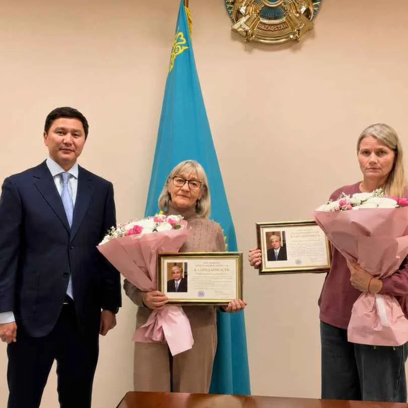 Абаттануына өз еңбегімен үлес қосып жүрген М.Дулатов көшесі, 176, 178, 180 үйлерінің тұрғындарына алғыс хаттар табысталды — Фотосурет 1