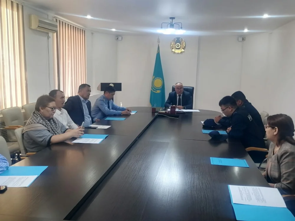 Қаратөбе ауданы әкімдігі жанындағы кәмелетке толмағандардың істері және олардың құқықтарын қорғау жөніндегі комиссияның кезектен тыс отырысы 2026 жылғы 29 қазан күні аудан әкімдігі ғимаратында өтті. — Фотосурет 3