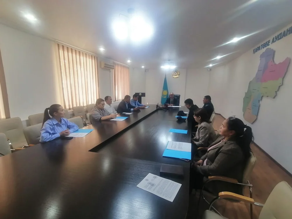 Қаратөбе ауданы әкімдігі жанындағы кәмелетке толмағандардың істері және олардың құқықтарын қорғау жөніндегі комиссияның кезектен тыс отырысы 2026 жылғы 29 қазан күні аудан әкімдігі ғимаратында өтті. — Фотосурет 1