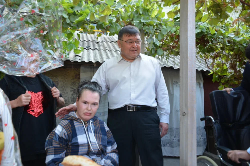 ШАРДАРА АУДАНЫНЫҢ ӘКІМІ МҮГЕДЕКТІГІ БАР АЗАМАТШАСЫНЫҢ ОТБАСЫНА БАРЫП, МЕРЕКЕМЕН ҚҰТТЫҚТАДЫ — Фотосурет 6
