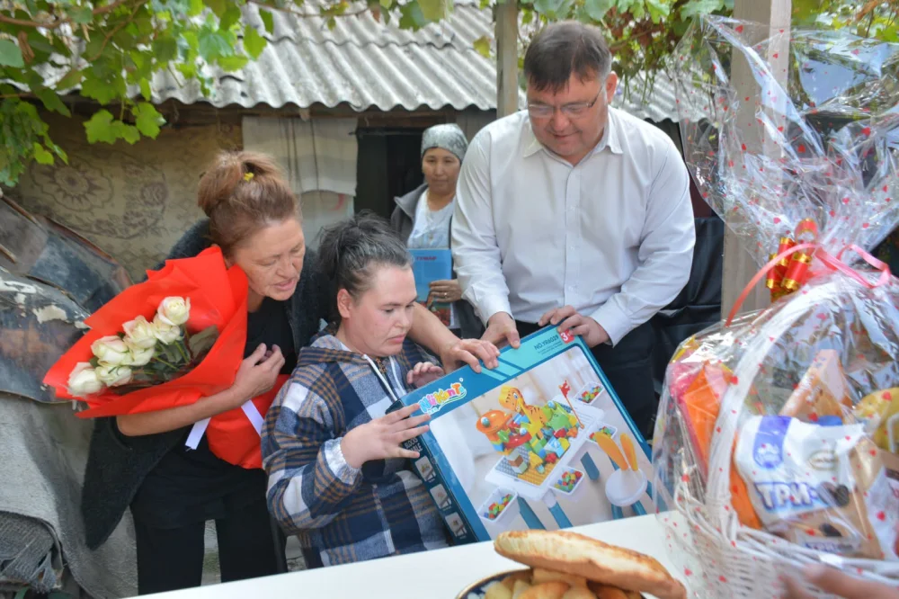 ШАРДАРА АУДАНЫНЫҢ ӘКІМІ МҮГЕДЕКТІГІ БАР АЗАМАТШАСЫНЫҢ ОТБАСЫНА БАРЫП, МЕРЕКЕМЕН ҚҰТТЫҚТАДЫ — Фотосурет 5