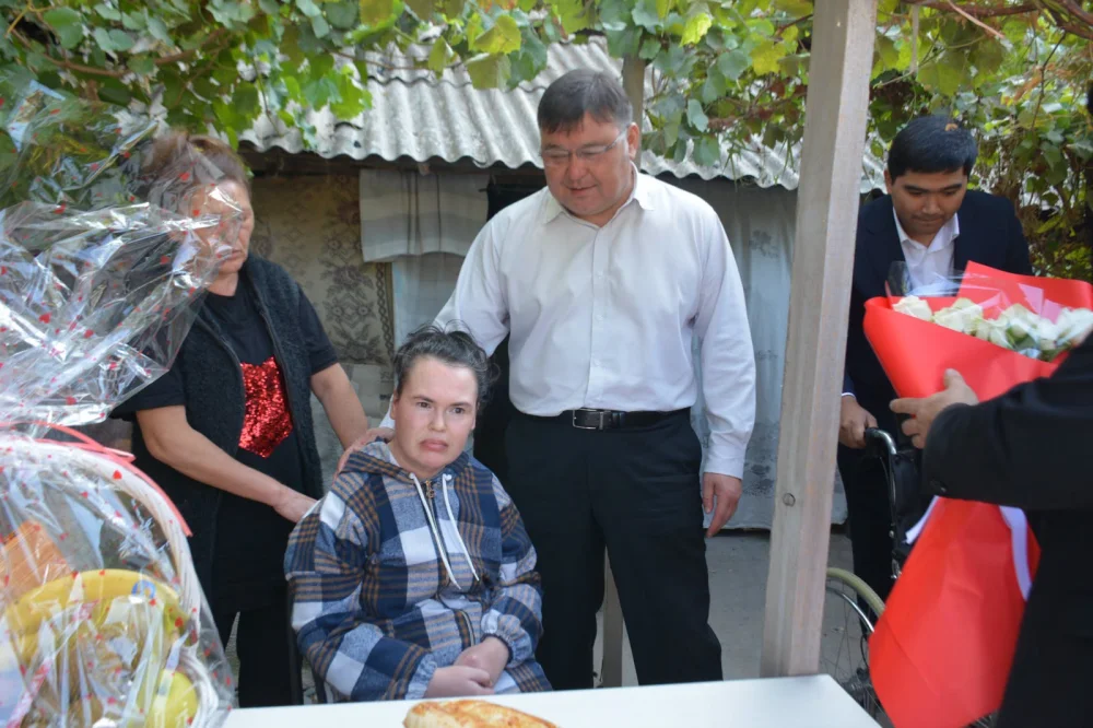ШАРДАРА АУДАНЫНЫҢ ӘКІМІ МҮГЕДЕКТІГІ БАР АЗАМАТШАСЫНЫҢ ОТБАСЫНА БАРЫП, МЕРЕКЕМЕН ҚҰТТЫҚТАДЫ — Фотосурет 7