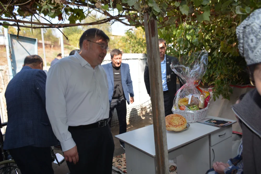 ШАРДАРА АУДАНЫНЫҢ ӘКІМІ МҮГЕДЕКТІГІ БАР АЗАМАТШАСЫНЫҢ ОТБАСЫНА БАРЫП, МЕРЕКЕМЕН ҚҰТТЫҚТАДЫ — Фотосурет 2