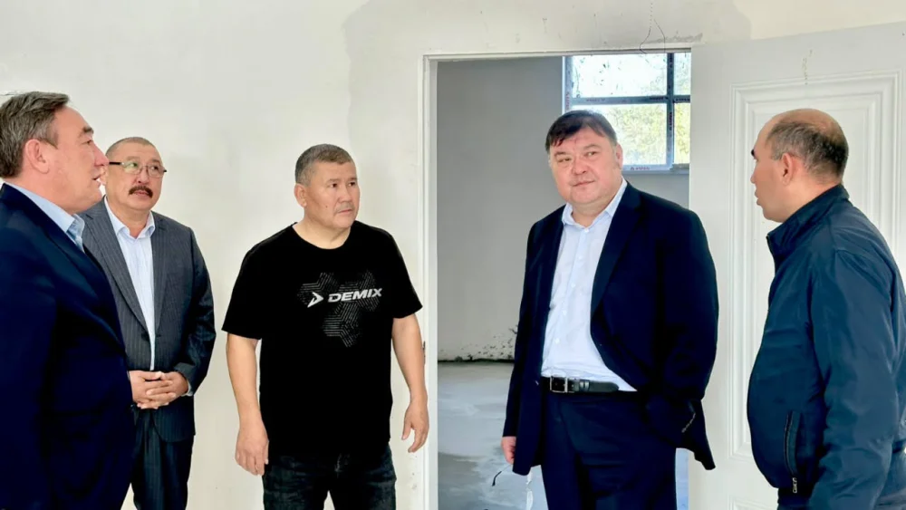 АУДАН БАСШЫСЫ АРМАН РОМАНҰЛЫ СҮТКЕНТТЕГІ ЖАҢА СПОРТ КЕШЕНІНІҢ ҚҰРЫЛЫСЫНЫҢ БАРЫСЫМЕН ТАНЫСТЫ.. — Фотосурет 8