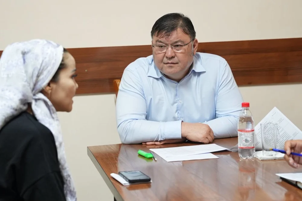 ШАРДАРА АУДАНЫНЫҢ ӘКІМІ ТҰРҒЫНДАРДЫҢ ЖЕКЕ МӘСЕЛЕЛЕРІ БОЙЫНША ҚАБЫЛДАУ ӨТКІЗДІ — Фотосурет 1