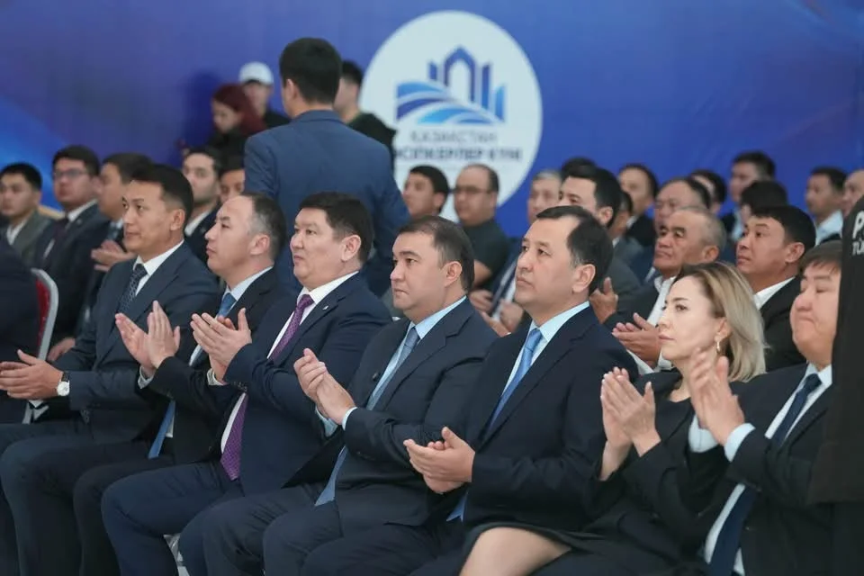 ТҮРКІСТАН ОБЛЫСЫНДА ҚАЗАҚСТАН КӘСІПКЕРЛЕРІ КҮНІНЕ АРНАЛҒАН ФОРУМ ӨТІП, ҮЗДІКТЕР МАРАПАТТАЛДЫ — Фотосурет 4