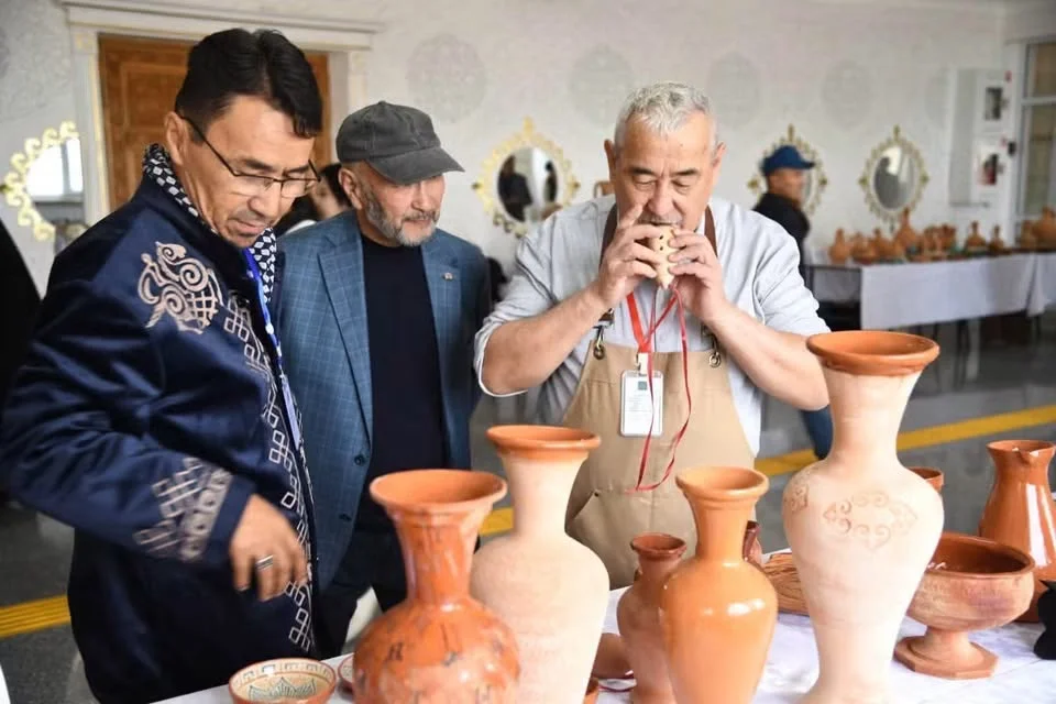 ОТЫРАРДА ХАЛЫҚАРАЛЫҚ ҚОЛӨНЕР ШЕБЕРЛЕРІНІҢ ЖӘРМЕҢКЕСІ БАСТАЛДЫ — Фотосурет 1