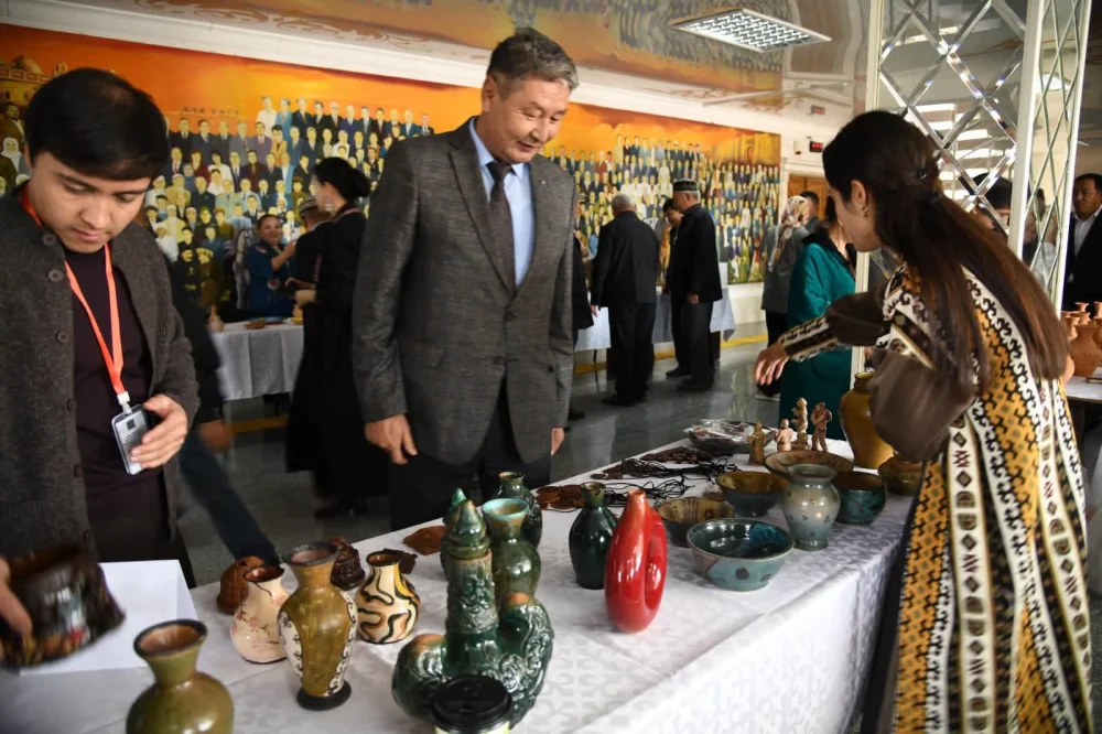 ОТЫРАРДА ХАЛЫҚАРАЛЫҚ ҚОЛӨНЕР ШЕБЕРЛЕРІНІҢ ЖӘРМЕҢКЕСІ ӨЗ ЖҰМЫСЫН БАСТАДЫ — Фотосурет 15