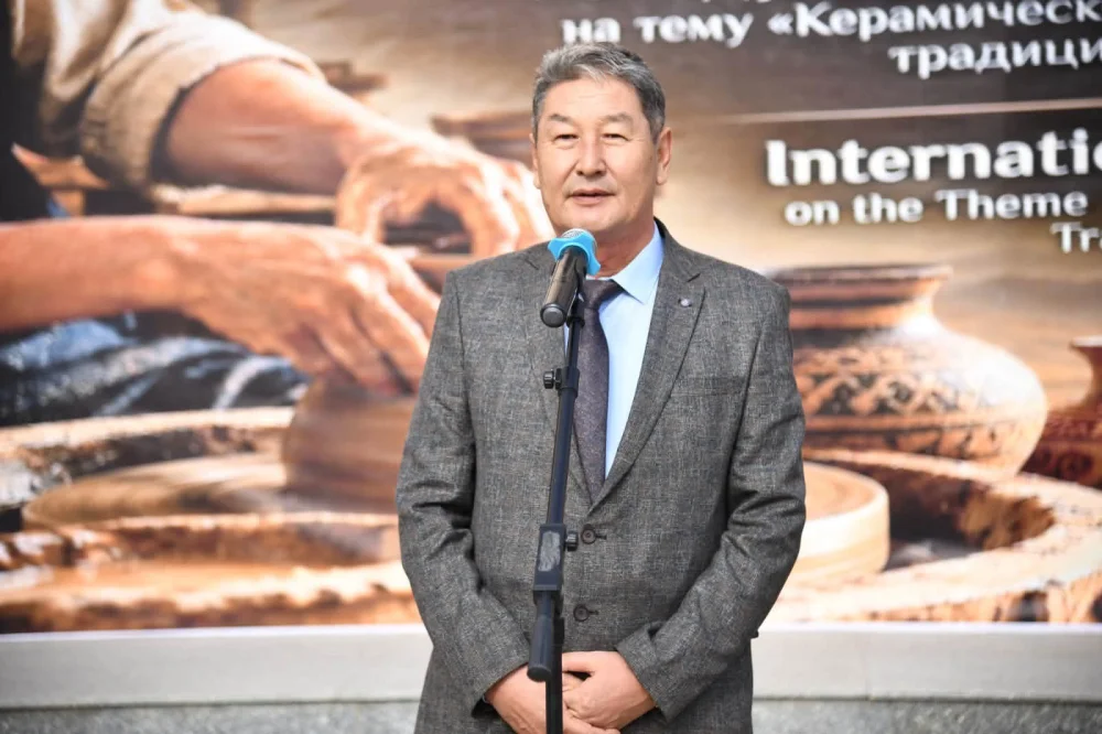 ОТЫРАРДА ХАЛЫҚАРАЛЫҚ ҚОЛӨНЕР ШЕБЕРЛЕРІНІҢ ЖӘРМЕҢКЕСІ ӨЗ ЖҰМЫСЫН БАСТАДЫ — Фотосурет 1
