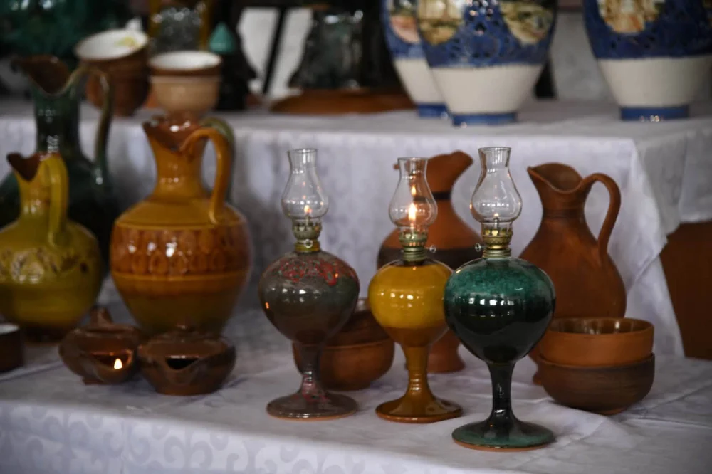 ОТЫРАРДА ХАЛЫҚАРАЛЫҚ ҚОЛӨНЕР ШЕБЕРЛЕРІНІҢ ЖӘРМЕҢКЕСІ ӨЗ ЖҰМЫСЫН БАСТАДЫ — Фотосурет 6