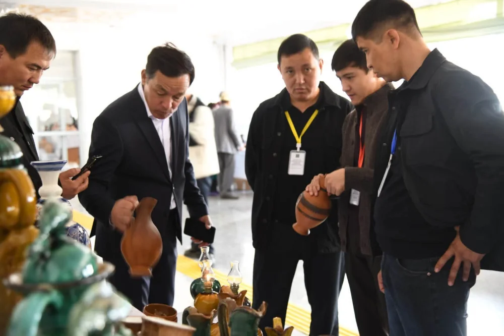 ОТЫРАРДА ХАЛЫҚАРАЛЫҚ ҚОЛӨНЕР ШЕБЕРЛЕРІНІҢ ЖӘРМЕҢКЕСІ ӨЗ ЖҰМЫСЫН БАСТАДЫ — Фотосурет 19