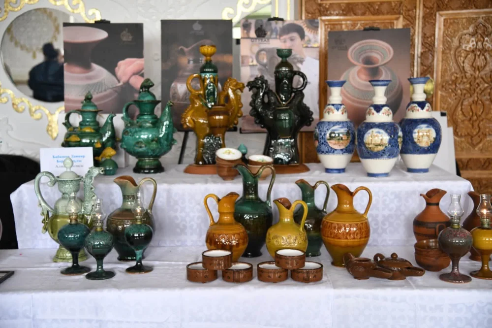 ОТЫРАРДА ХАЛЫҚАРАЛЫҚ ҚОЛӨНЕР ШЕБЕРЛЕРІНІҢ ЖӘРМЕҢКЕСІ ӨЗ ЖҰМЫСЫН БАСТАДЫ — Фотосурет 8