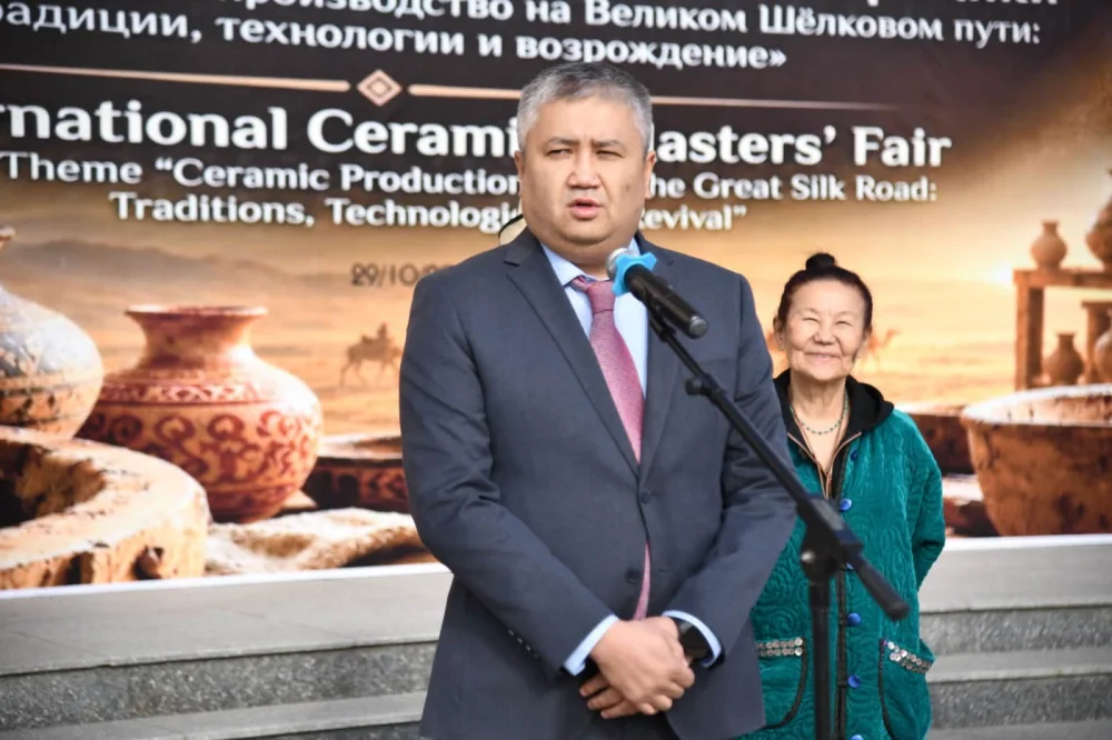 ОТЫРАРДА ХАЛЫҚАРАЛЫҚ ҚОЛӨНЕР ШЕБЕРЛЕРІНІҢ ЖӘРМЕҢКЕСІ ӨЗ ЖҰМЫСЫН БАСТАДЫ — Фотосурет 11