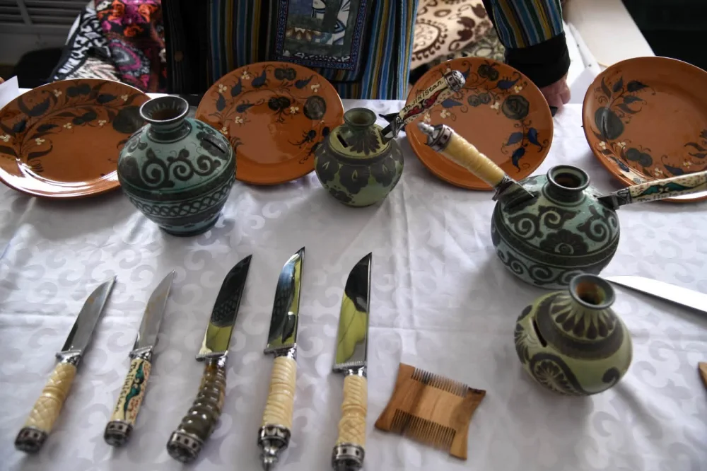 ОТЫРАРДА ХАЛЫҚАРАЛЫҚ ҚОЛӨНЕР ШЕБЕРЛЕРІНІҢ ЖӘРМЕҢКЕСІ ӨЗ ЖҰМЫСЫН БАСТАДЫ — Фотосурет 5